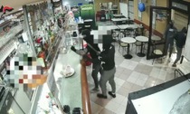 Machete, coltelli e bastoni: il video shock della rapina al bar