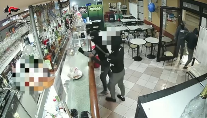 Machete, coltelli e bastoni: il video shock della rapina al bar