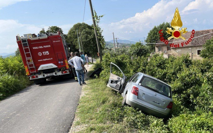 Malore improvviso, finisce nel fossato con l’auto: 67enne rianimato d’urgenza
