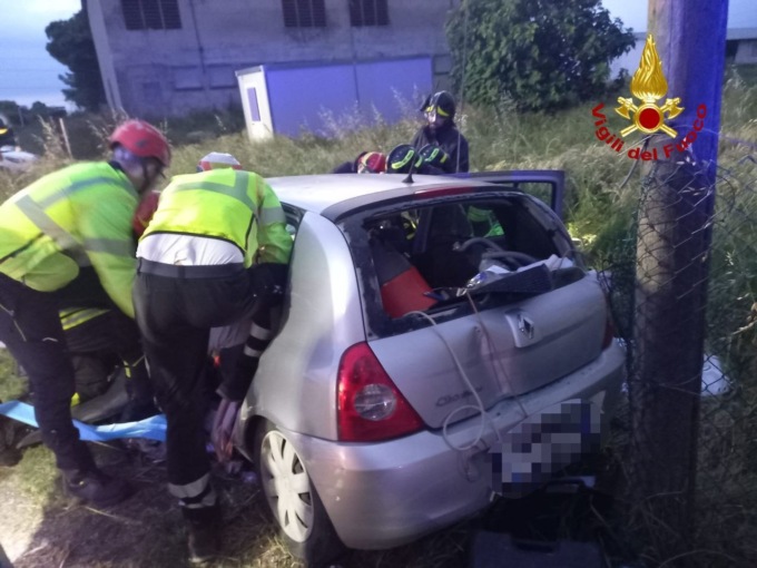 Sona, due auto fuori strada dopo un violento scontro: un uomo resta incastrato nelle lamiere