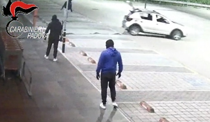 Sfondano il casello A4, tentano la fuga contromano e poi si tuffano nel Mincio