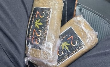 L’auto sbanda, i Carabinieri intervengono e… trovano due etti di droga nell’abitacolo