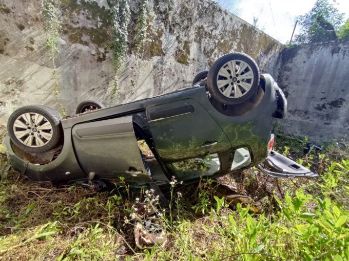Il mistero (svelato) dell’auto ribaltata in una vasca di raccolta dell’acqua