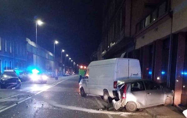 Centra quattro auto in sosta e poi scappa lasciando il veicolo in mezzo alla strada
