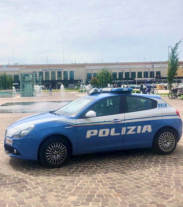 Beccato a spacciare in stazione ma lui chiama i “rinforzi” e riesce a fuggire: ci vogliono dieci poliziotti per fermare la “belva”