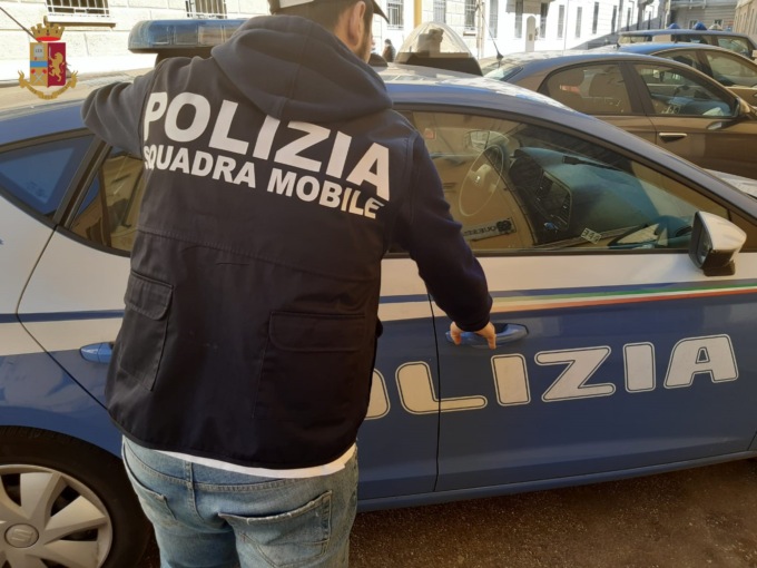 Denuda un 15enne, lo massacra con un tubo di ferro e filma tutto con lo smartphone