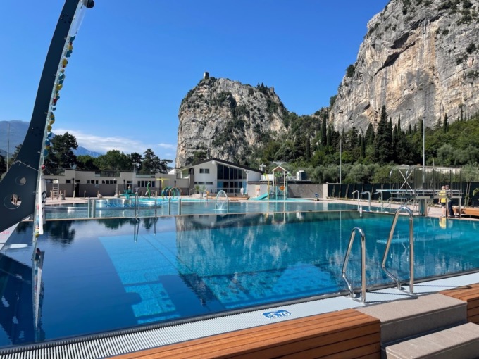 Cerca di entrare all’acquapark di notte ma resta infilzato nel cancello