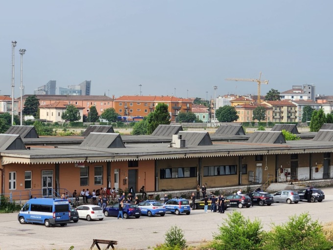 Irruzione interforze negli stabili abbandonati della città: sei stranieri espulsi