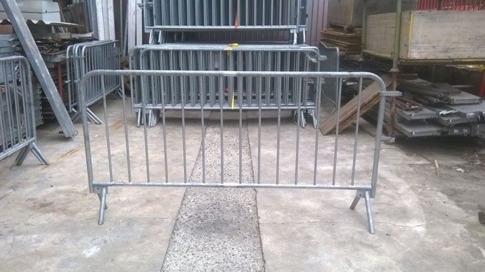 Ruba le transenne del Comune e le rivende a un commerciante di metalli