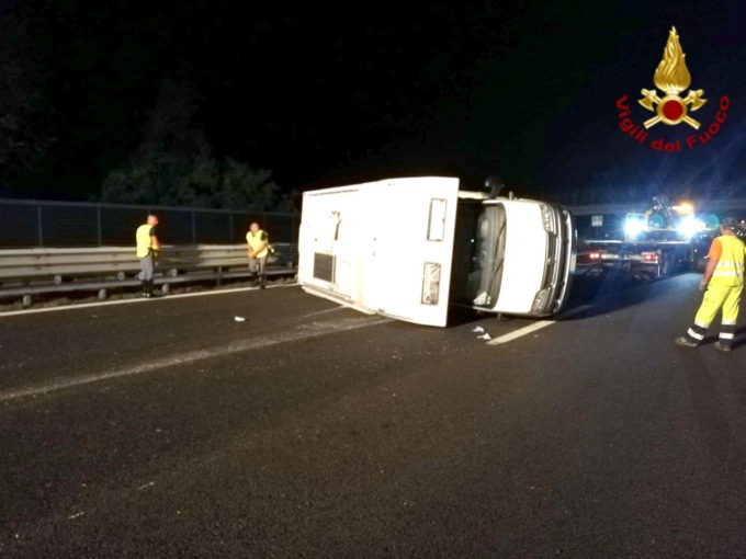 San Martino Buon Albergo, camper perde il controllo e si ribalta
