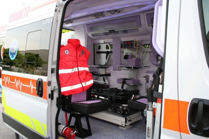 Autista resta incastrato tra lo sportello del camion e un cancello: è gravissimo