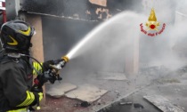 Inferno di fuoco in una palazzina, evacuate 6 famiglie