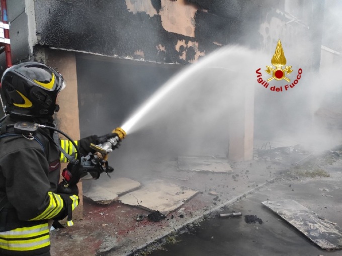 Inferno di fuoco in una palazzina, evacuate 6 famiglie