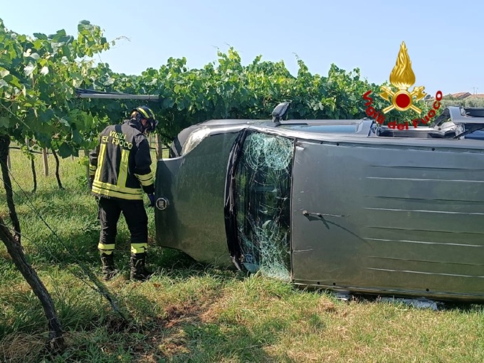 Perde il controllo dell’auto ed esce fuori strada: 79enne si cappotta in un vigneto