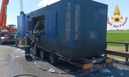 Camion che trasporta un gruppo elettrogeno in fiamme lungo l'autostrada del Brennero