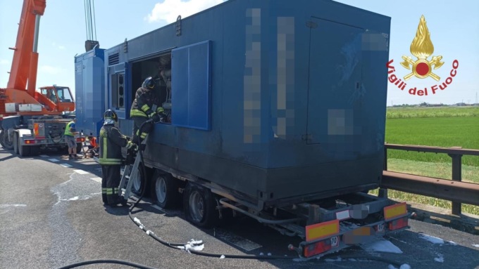 Camion che trasporta un gruppo elettrogeno in fiamme lungo l’autostrada del Brennero