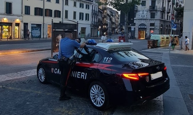Ladri violenti in azione: rubano alcolici e materiale di ferramenta, vengono scoperti e aggrediscono i commercianti