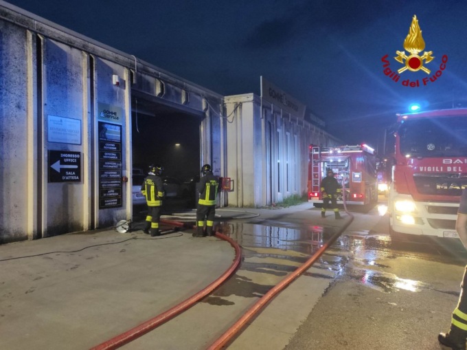 Foto e video del principio d’incendio in un’officina a Sona