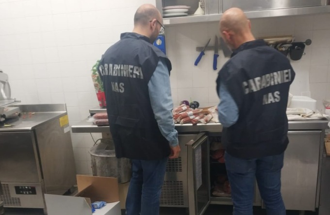 Lavoratori non in regola, norme di sicurezza ignorate: sospesa l’attività di due macellerie “degli orrori” in pieno centro