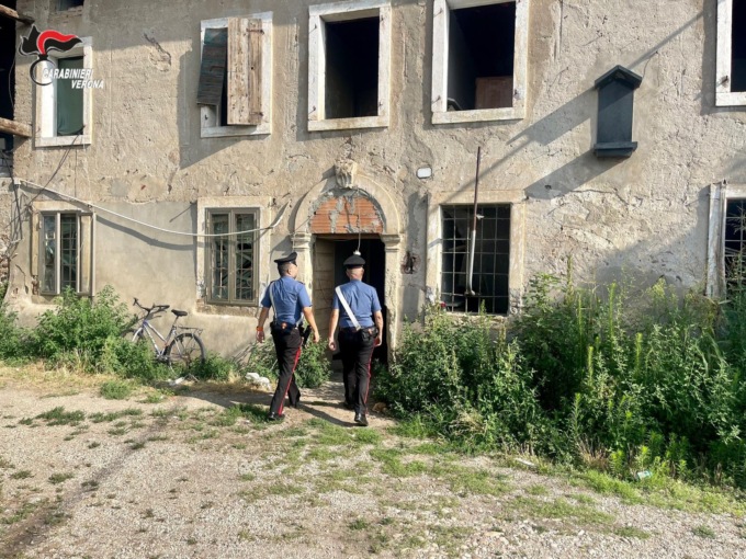 La corrente elettrica? Rubata, come tutto il resto: 8 clandestini vivevano abusivamente in un casolare di Zevio