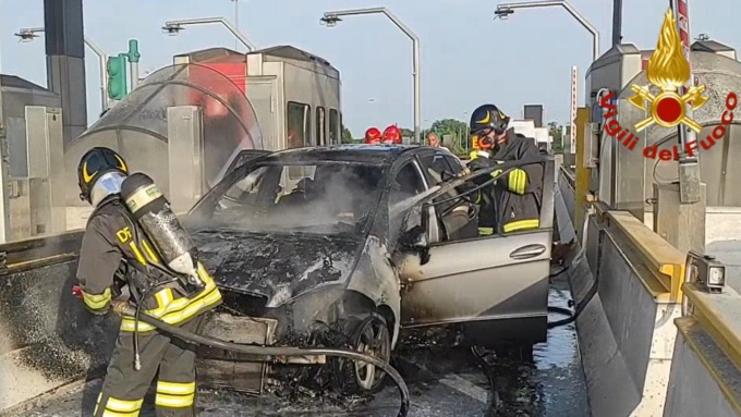 L’auto arriva al casello di Verona Nord e prende fuoco