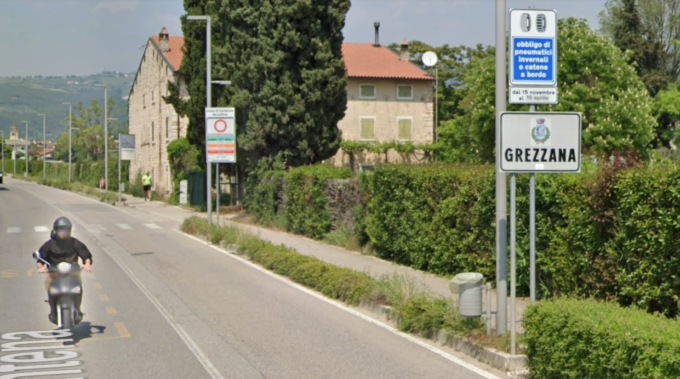 Auto travolge uno scooter a Lugo di Grezzana: morto il motociclista