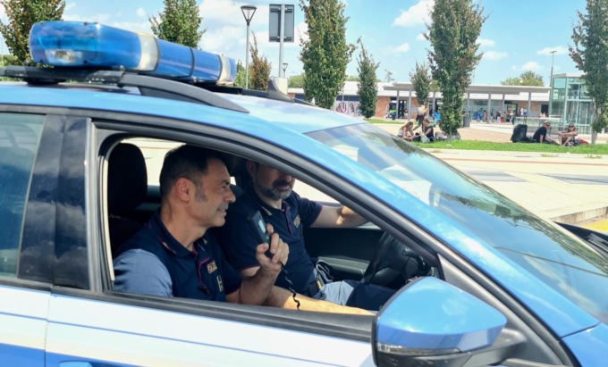 Accompagna figlia e nipote a prendere un bus e poi muore: le due giovani, avvisate, scendono dal mezzo e lo raggiungono percorrendo la tangenziale a piedi