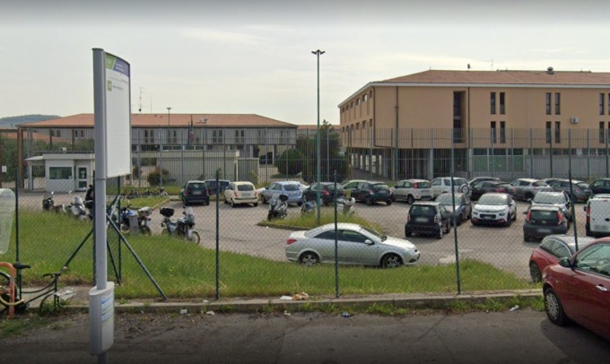 Rivolta dei detenuti nel carcere Montorio: si sono barricati, uno ha incendiato una cella