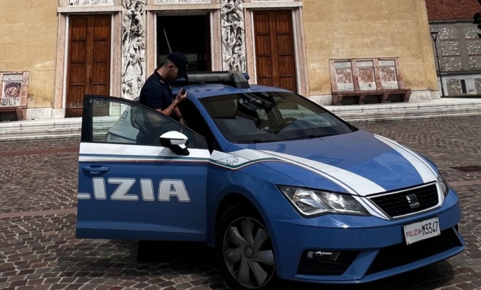 Tenta di derubare una giovane donna, poi aggredisce i poliziotti: 26enne marocchino nei guai