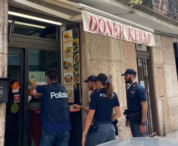 Risse, schiamazzi e pessime condizioni igieniche: chiuso il King Kebab