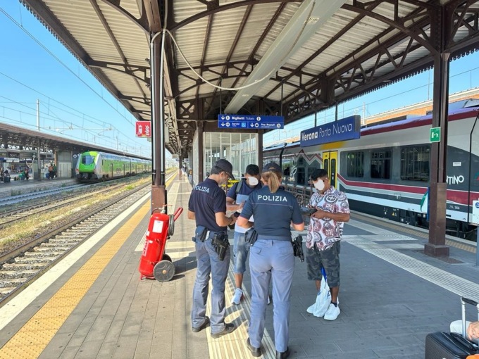 Non bastavano i trasgressori in strada: ora c’è pure chi va in monopattino sui binari dei treni
