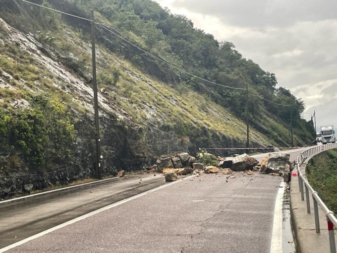 Frana tra Torbole e Navene, chiusa la Strada Gardesana Orientale