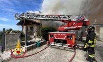 Negrar di Valpolicella, video e foto dell'incendio scoppiato sul tetto di una villetta: una persona intossicata