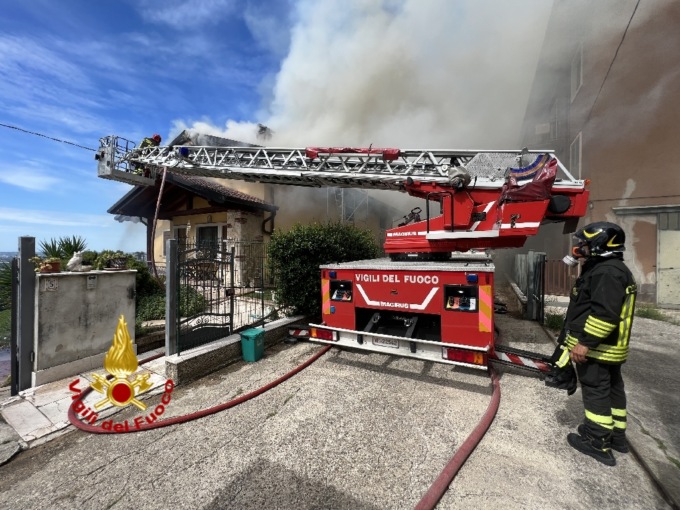 Negrar di Valpolicella, video e foto dell’incendio scoppiato sul tetto di una villetta: una persona intossicata