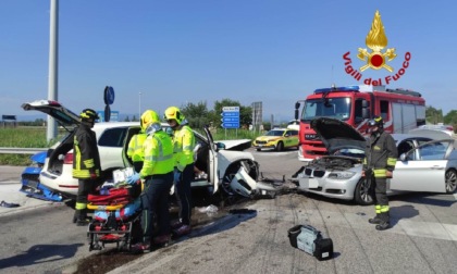 Scontro tra tre auto nel "famigerato" incrocio di via Alpo, ferita una donna