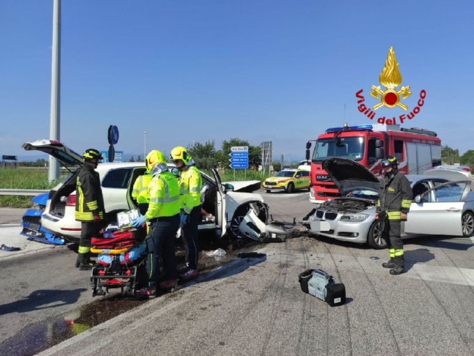 Scontro tra tre auto nel “famigerato” incrocio di via Alpo, ferita una donna