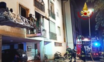 Fumo nero e denso invade una palazzina: due intossicati salvati dai Vigili del fuoco