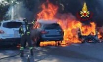 Quattro auto avvolte dalle fiamme in stazione a Peschiera: non è rimasto nulla