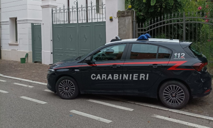Vicina di casa coraggiosa fa arrestare due topi d’appartamento
