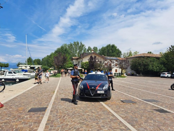 In contromano su un ciclomotore irregolare: fermato un 15enne senza patente