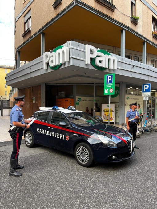 Paura al supermercato, marocchino aggredisce l’addetto alla sicurezza con un taglierino dopo aver rubato le birre