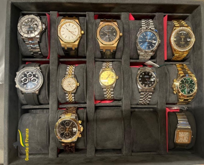 Vendeva illegalmente orologi di lusso: sequestrati 750 mila euro 