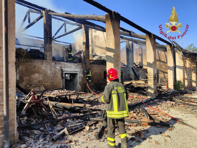 Incendio in un’azienda agricola, in fiamme 100 quintali di rotoballe