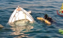 Barca affondata tra punta San Vigilio e Garda recuperata dai Vigili del fuoco