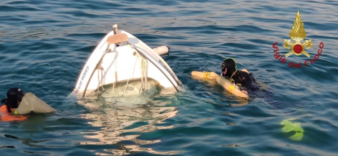 Barca affondata tra punta San Vigilio e Garda recuperata dai Vigili del fuoco
