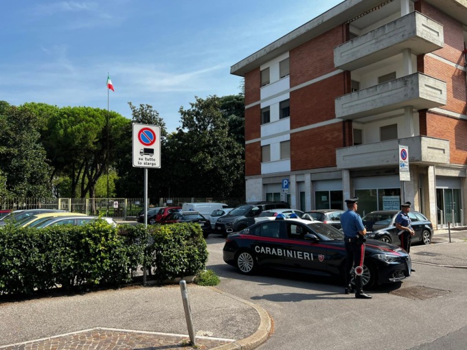 Tre stranieri si sfidano a singolar tenzone armati di spranghe, bottiglie di vetro e sedie in un bar di Verona