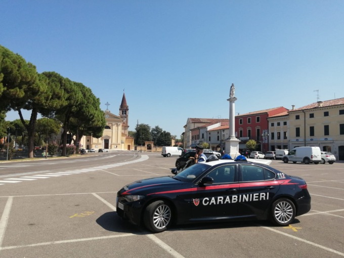 Si azzuffa con due connazionali, poi scaglia uno sgabello contro i carabinieri e fugge