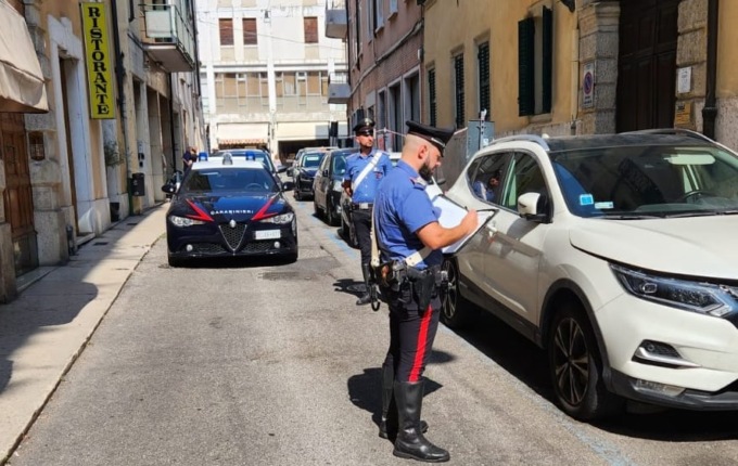“Non puoi parcheggiare qui!”: e poi dà fuoco all’automobile del “rivale”