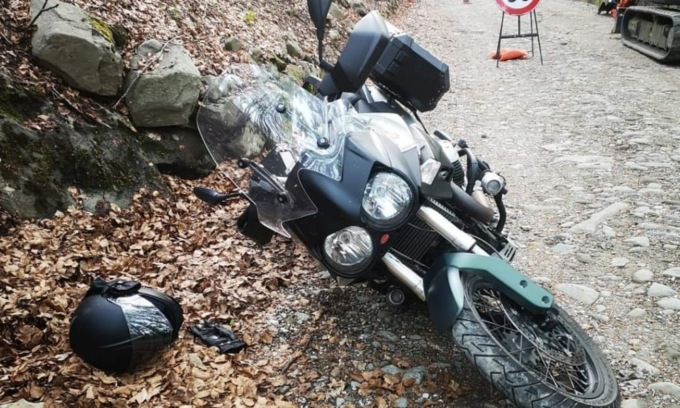 Ingegnoso ciclista salva la vita a un motociclista ferito: gli ha stretto un laccio intorno alla gamba fermando l’emorragia