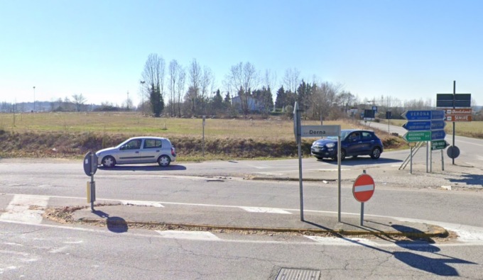 Incidente tra auto e scooter a Castelnuovo, tre feriti: uno è molto grave